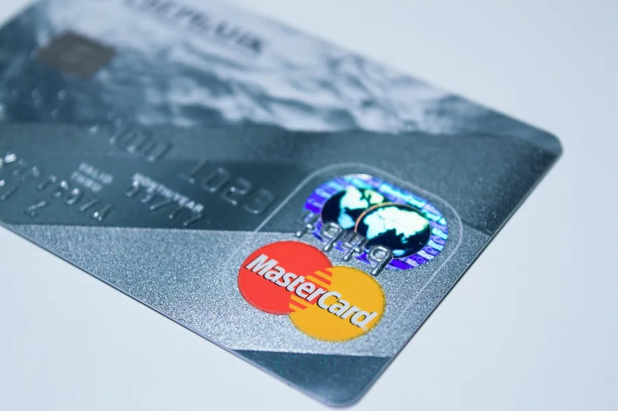 UnionPay card and WeChat Pay mobile payment in China saving money