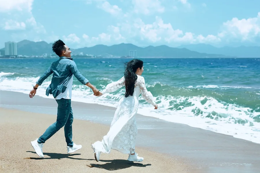 couple checking surfboard on beach Nha Trang