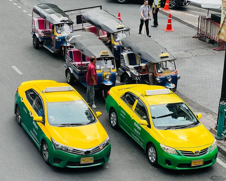 Bangkok taxi driver overcharging fixed price scam meter