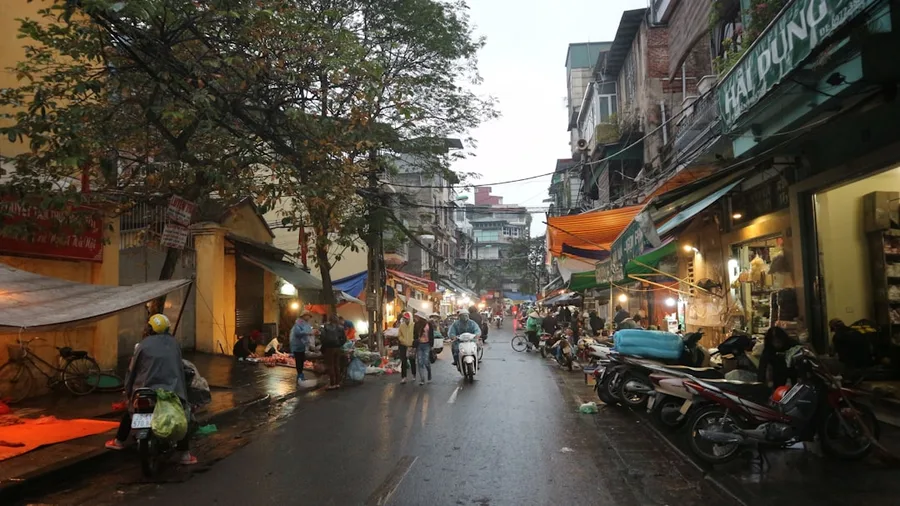 Long layover tourist exploring Hanoi Old Quarter street food Vietnam