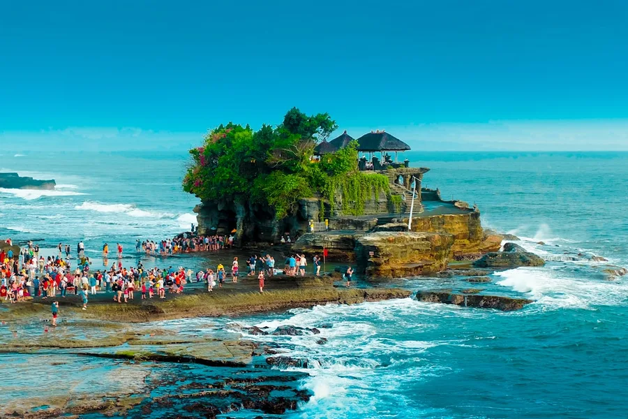 Pura Luhur Uluwatu temple cliff Bali Indonesia
