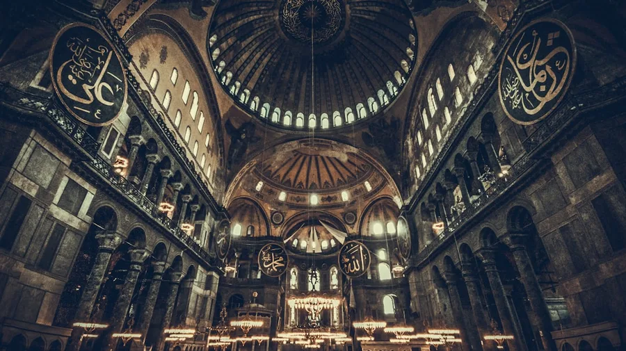 interior Hagia Sophia Istanbul 2027 crowd