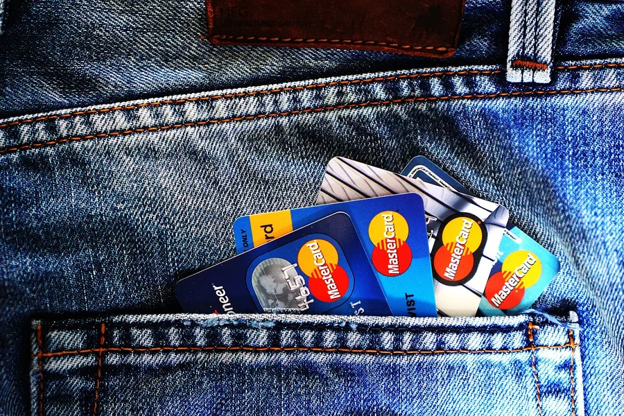 Hidden commission on credit card payment in Dubai airport cafe Porto Portugal
