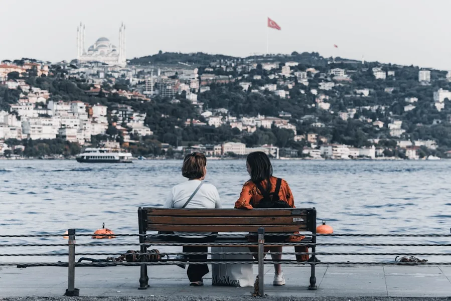 digital nomad woman saving money Istanbul