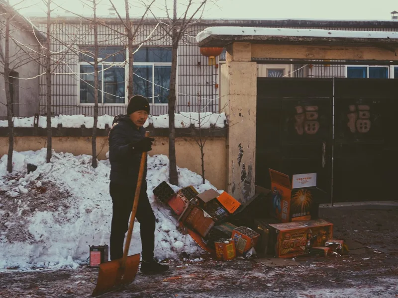 snowboarder packing for shipment cost saving China 2026