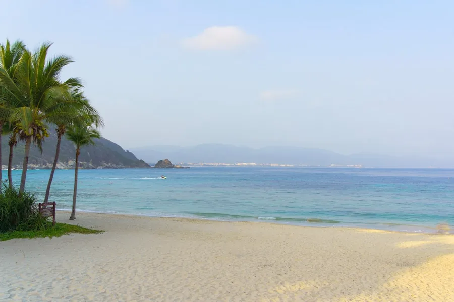 Sanya beach foreign tourist paying cash market China
