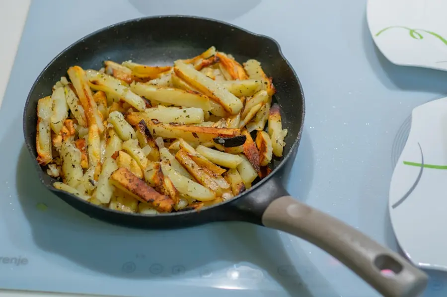 Freshly fried chudu on pan Derbent