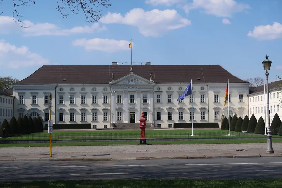 Здание посольства Германии в Берлине