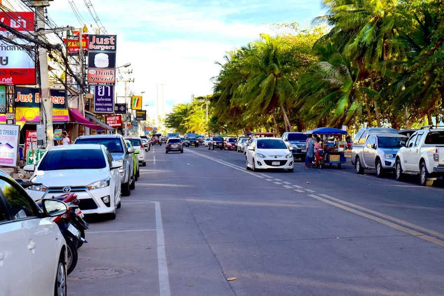 cheap guesthouse room Pattaya budget interior