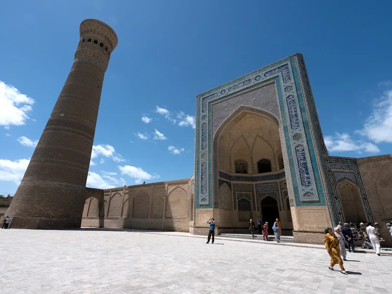 solo traveler holding credit card Mir blocked notification Uzbekistan Samarkand Uzbekistan