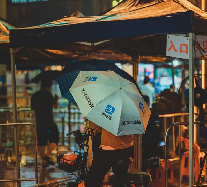 Турист оплачивает покупку через Alipay в Китае