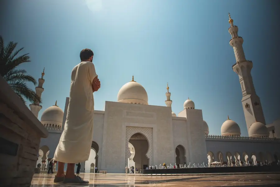 mosque caretaker warning tourist about photography